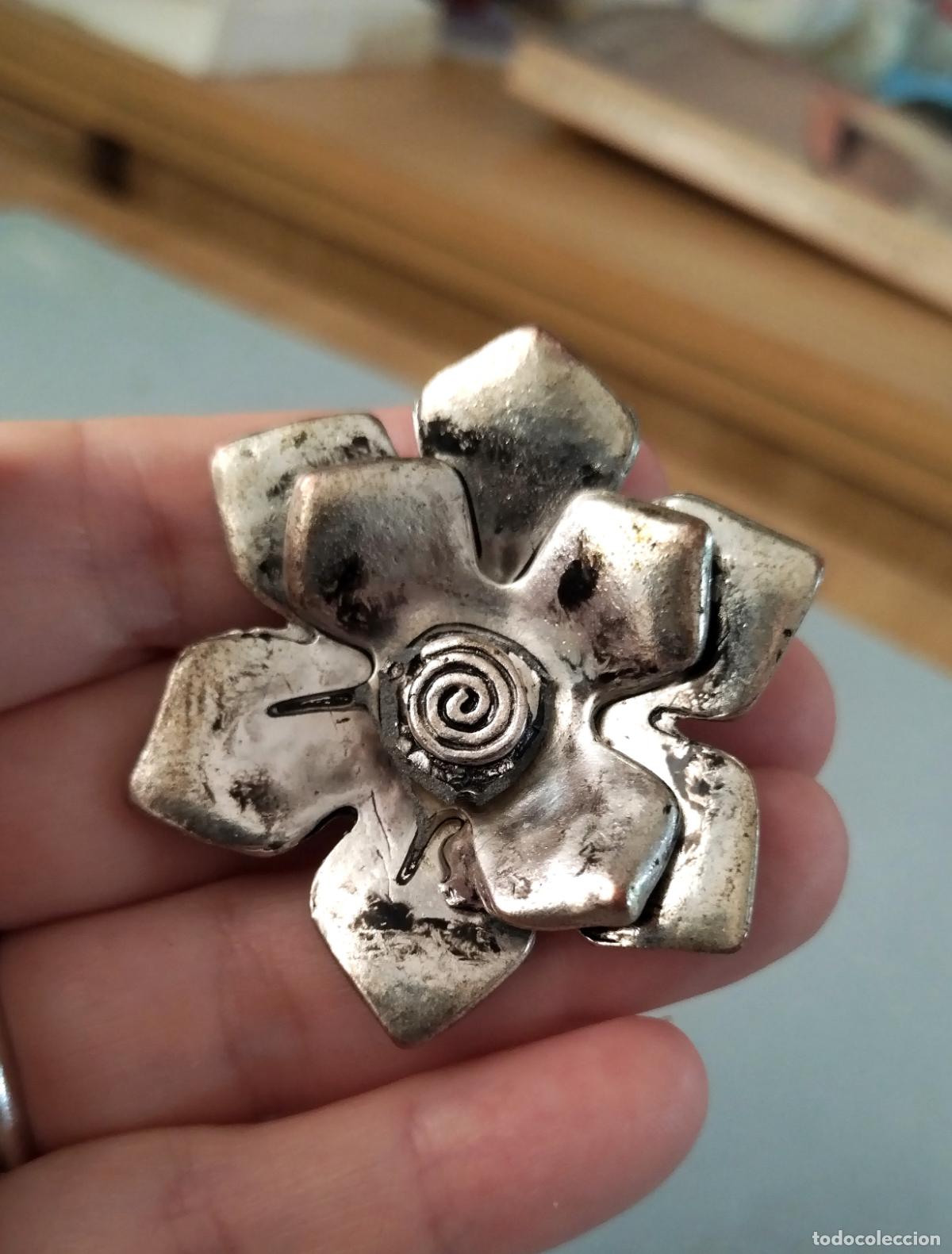 Joyeria: Colgante plateado forma de flor. - Foto 1