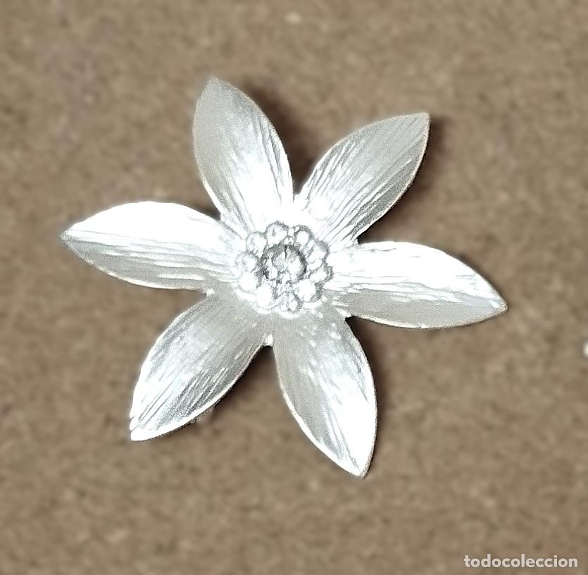 Joyeria: Broche bisuter&iacute;a, flor plateada - Foto 1