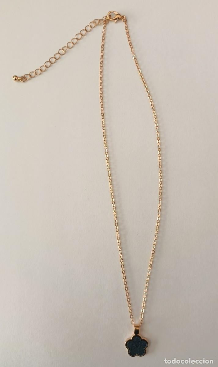 Joyeria: Collar dorado con flor. Cadena regulable. - Foto 1