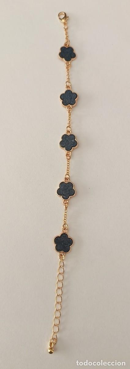 Joyeria: Pulsera dorada con flores. Regulable. - Foto 2