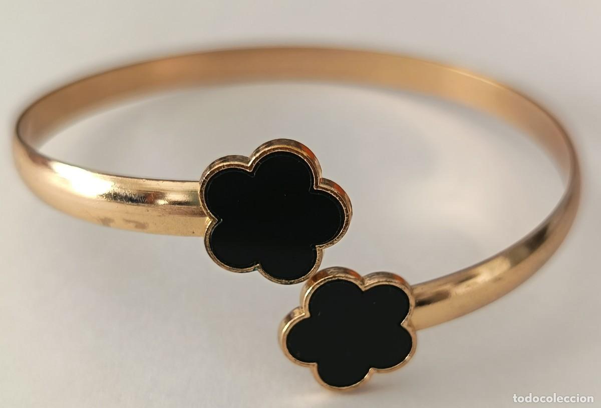 Joyeria: Pulsera dorada con 2 flores. Regulable. Rigida. - Foto 5