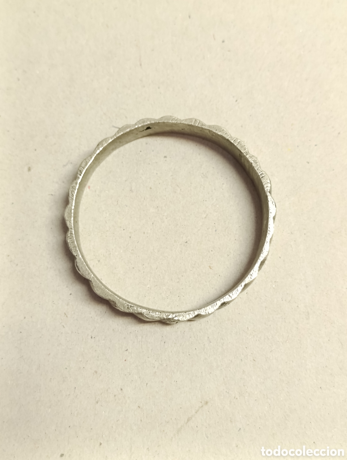Joyeria: PULSERA RIGIDA DE METAL PLATEADO. - Foto 3