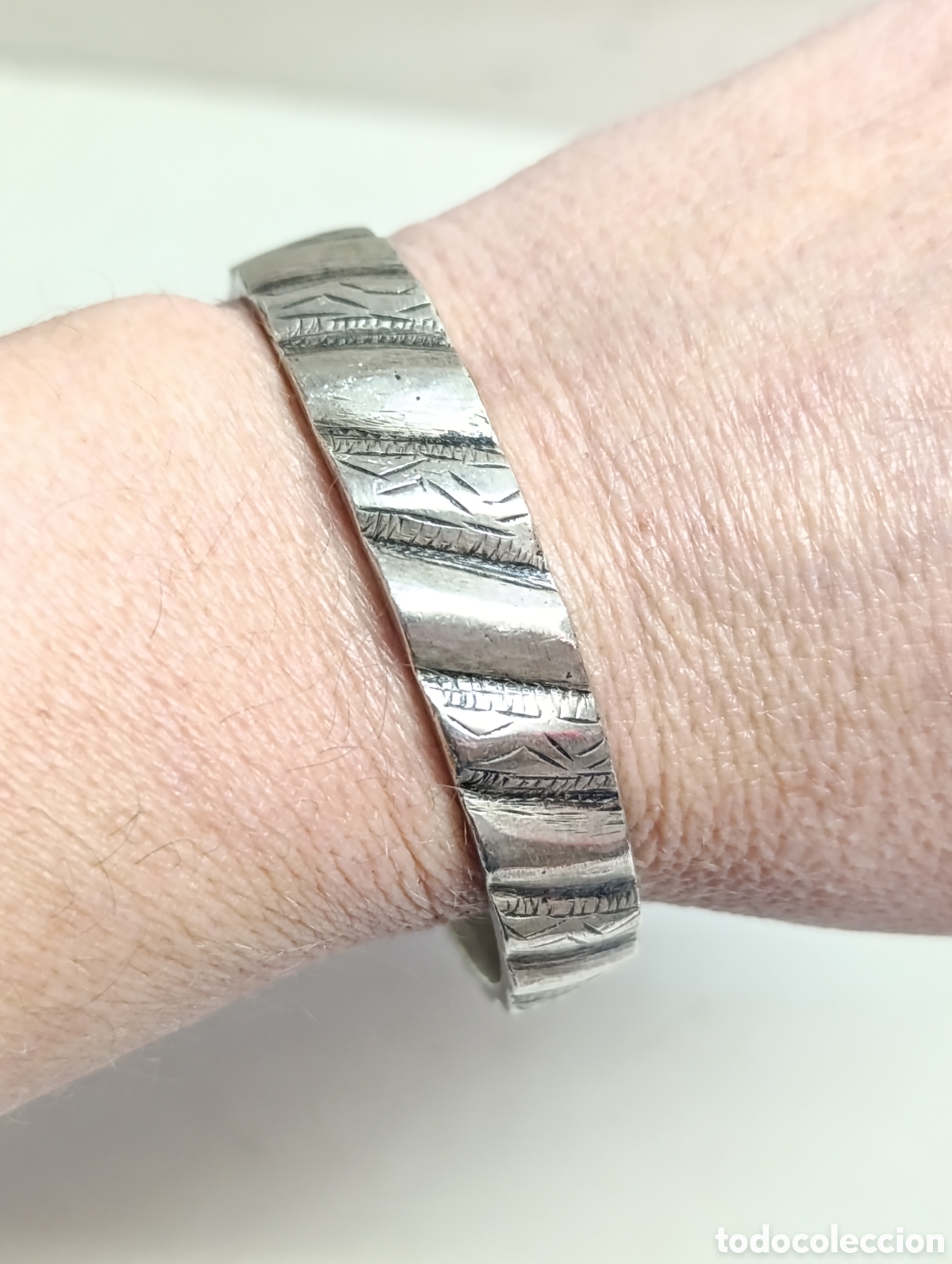 Joyeria: PULSERA RIGIDA DE METAL PLATEADO. - Foto 5