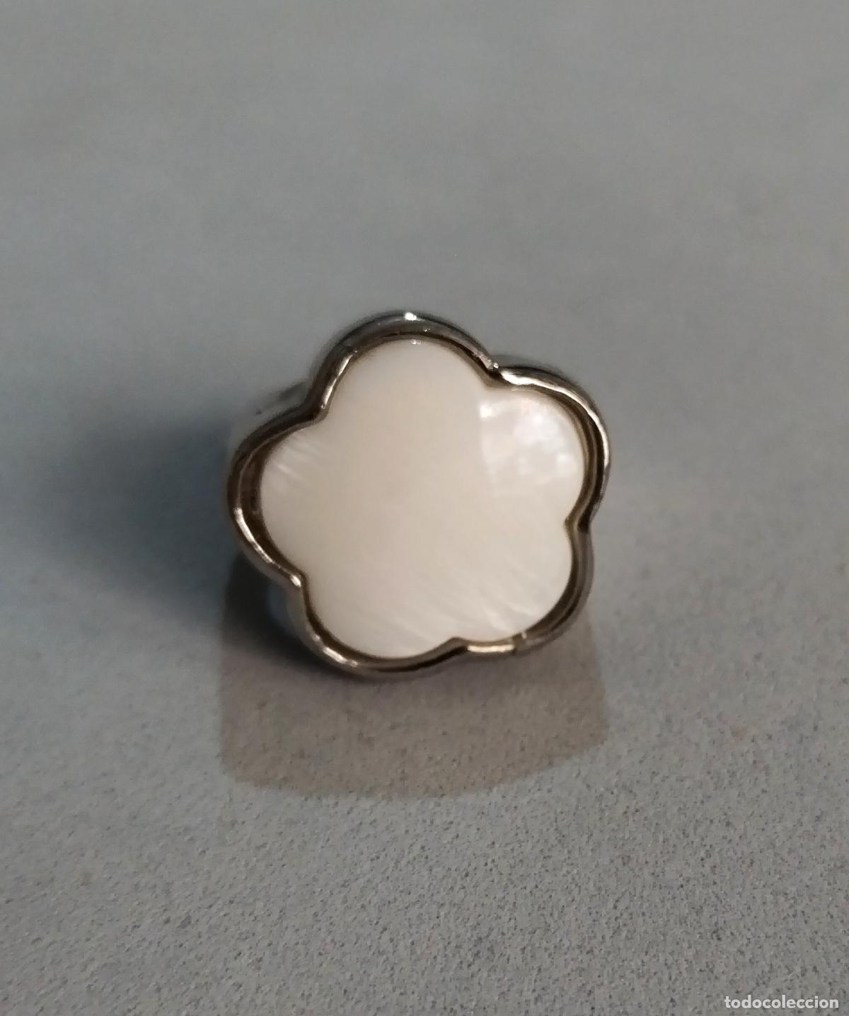 Joyeria: Anillo plateado, forma de flor, bisuter&iacute;a. - Foto 2