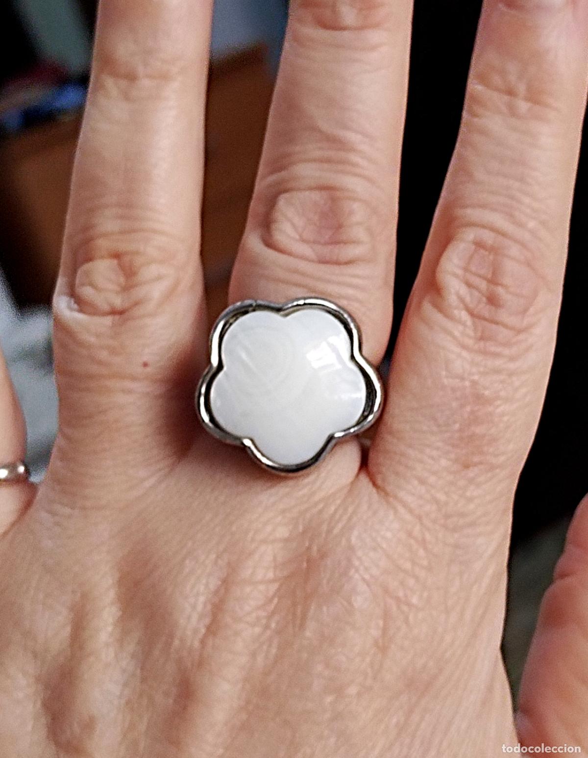 Joyeria: Anillo plateado, forma de flor, bisuter&iacute;a. - Foto 1