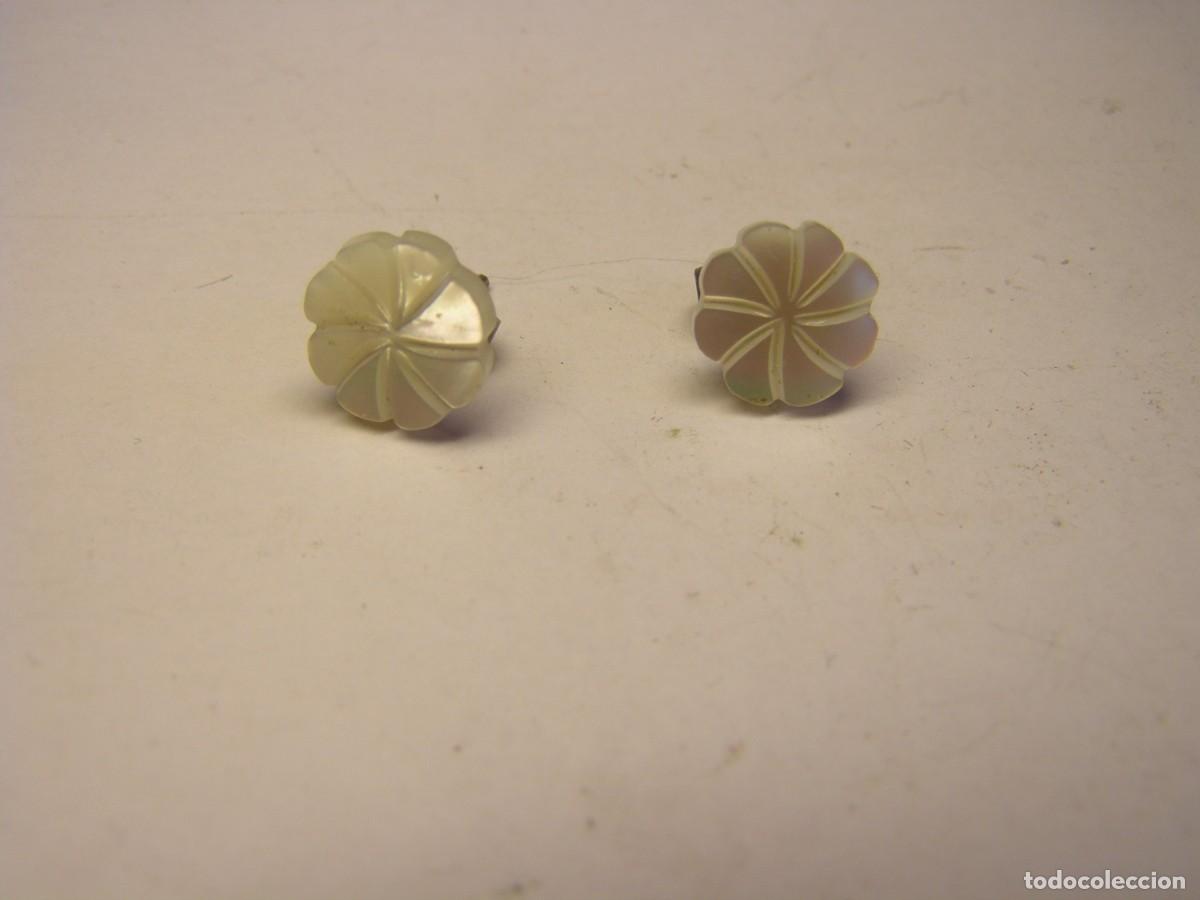 Joyeria: Antiguos pendientes de nacar en forma de flor. - Foto 1