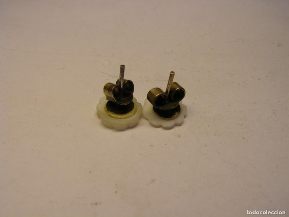 Joyeria: Antiguos pendientes de nacar en forma de flor. - Foto 2