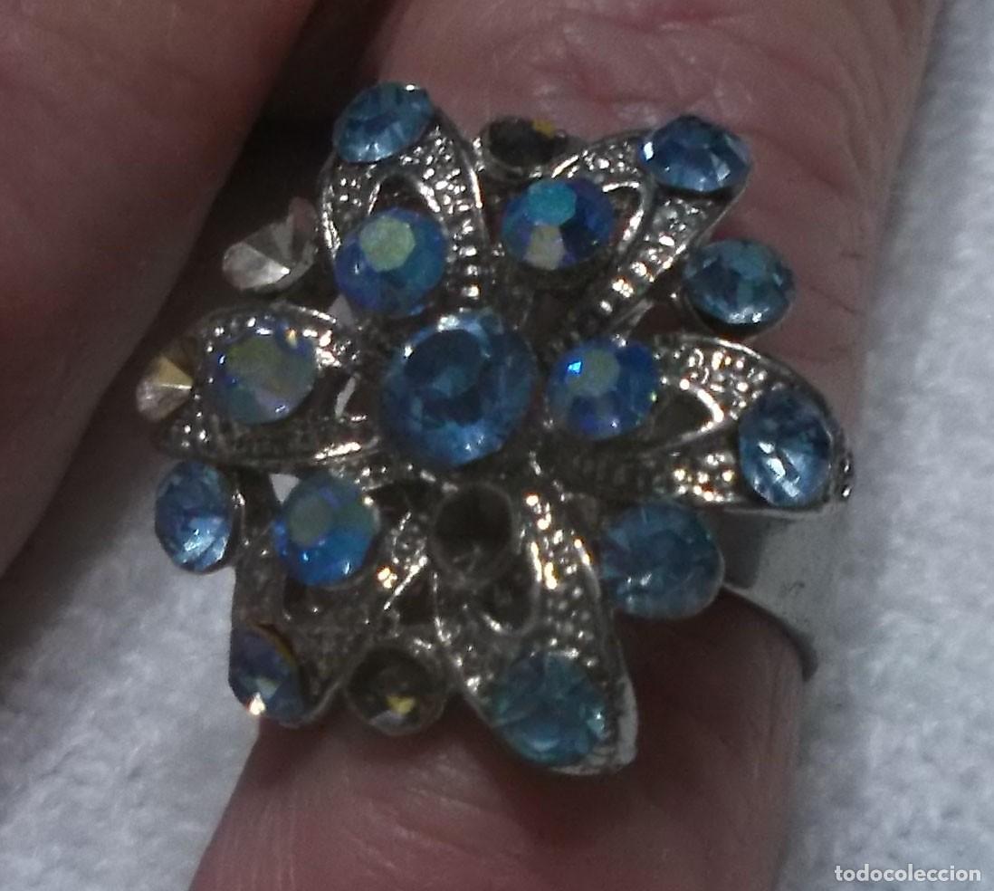 Joyeria: anillo forma de flor con piedrecitas azules - Foto 1