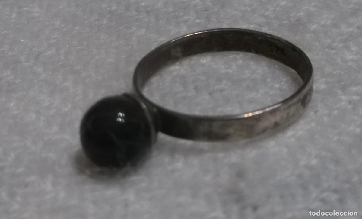 Joyeria: anillo plateado con una piedra negra - Foto 1