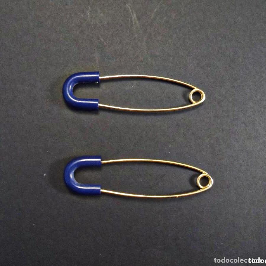 Joyeria: 2 GRANDES ALFILERES DE ALPACA DORADA DE COLOR AZUL. MED. 75 X 20 MM. A&Ntilde;OS 60-70