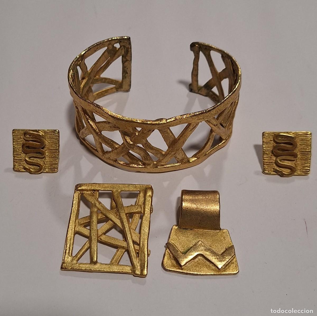 Joyeria: Conjunto de pulsera, pendientes y dos broches de dise&ntilde;o. - Foto 1