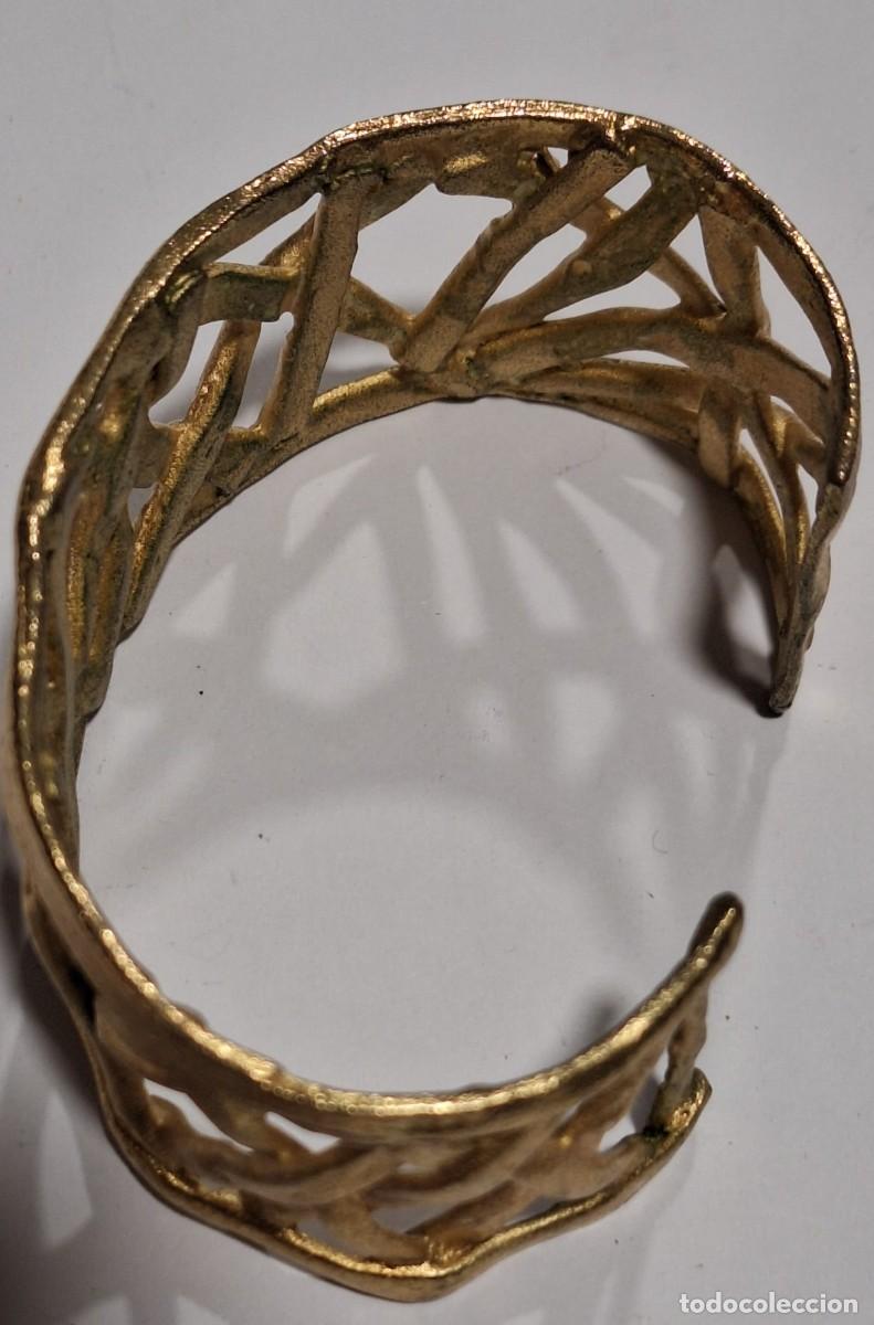 Joyeria: Conjunto de pulsera, pendientes y dos broches de dise&ntilde;o. - Foto 3