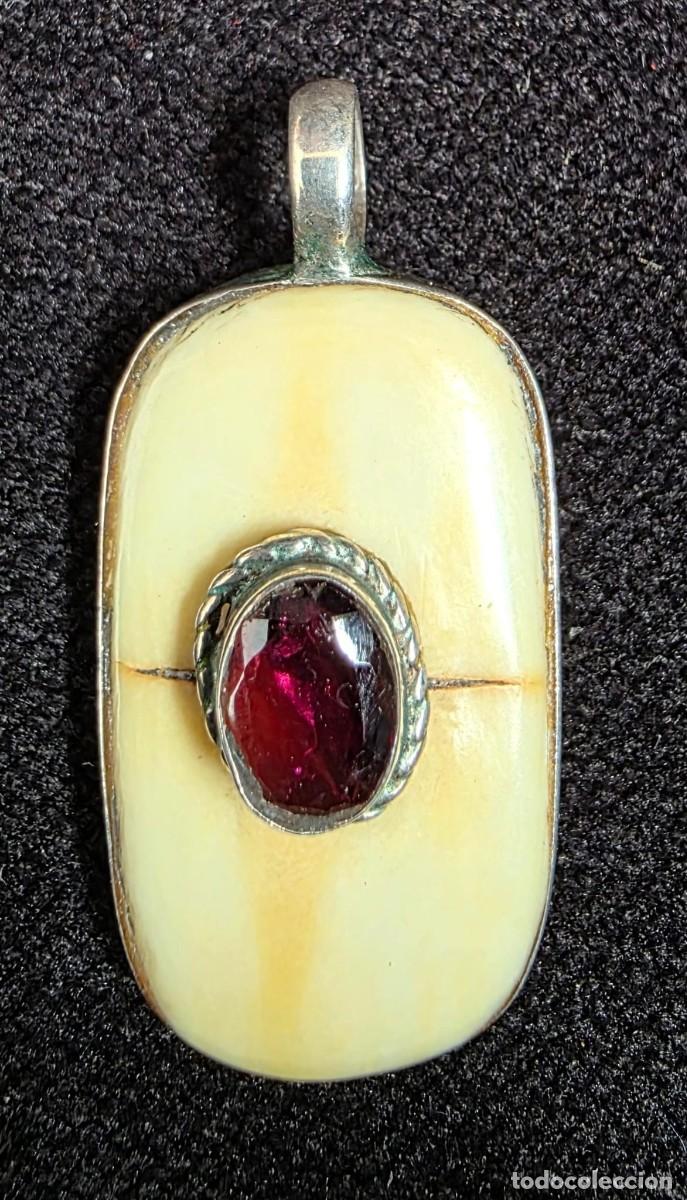 Joyeria: Colgante vintage rectangular con cabuj&oacute;n rojo y base marfilada 3 cm estilo retro - Foto 1
