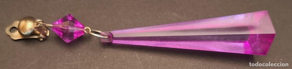 Joyeria: 3 Detalle de uno de los pendientes con su forma piramidal, cierre omega y color morado lavanda - Foto 3