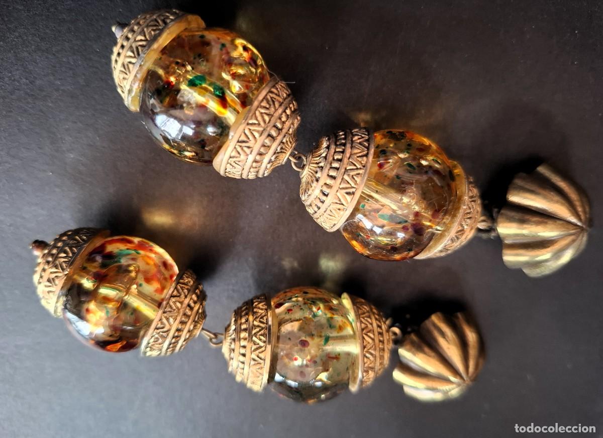 Joyeria: 2 Pareja de pendientes largos de forma ovoide en color amarillento imitando &aacute;mbar con inclusiones de colores y burbujas, trasl&uacute;cidos y con cierres omega. - Foto 2
