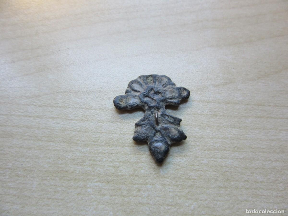 Joyeria: Colgante de bronce decorado con pasta blanca Posible S XVIII - XIX Medidas 2,3 x 2 cm