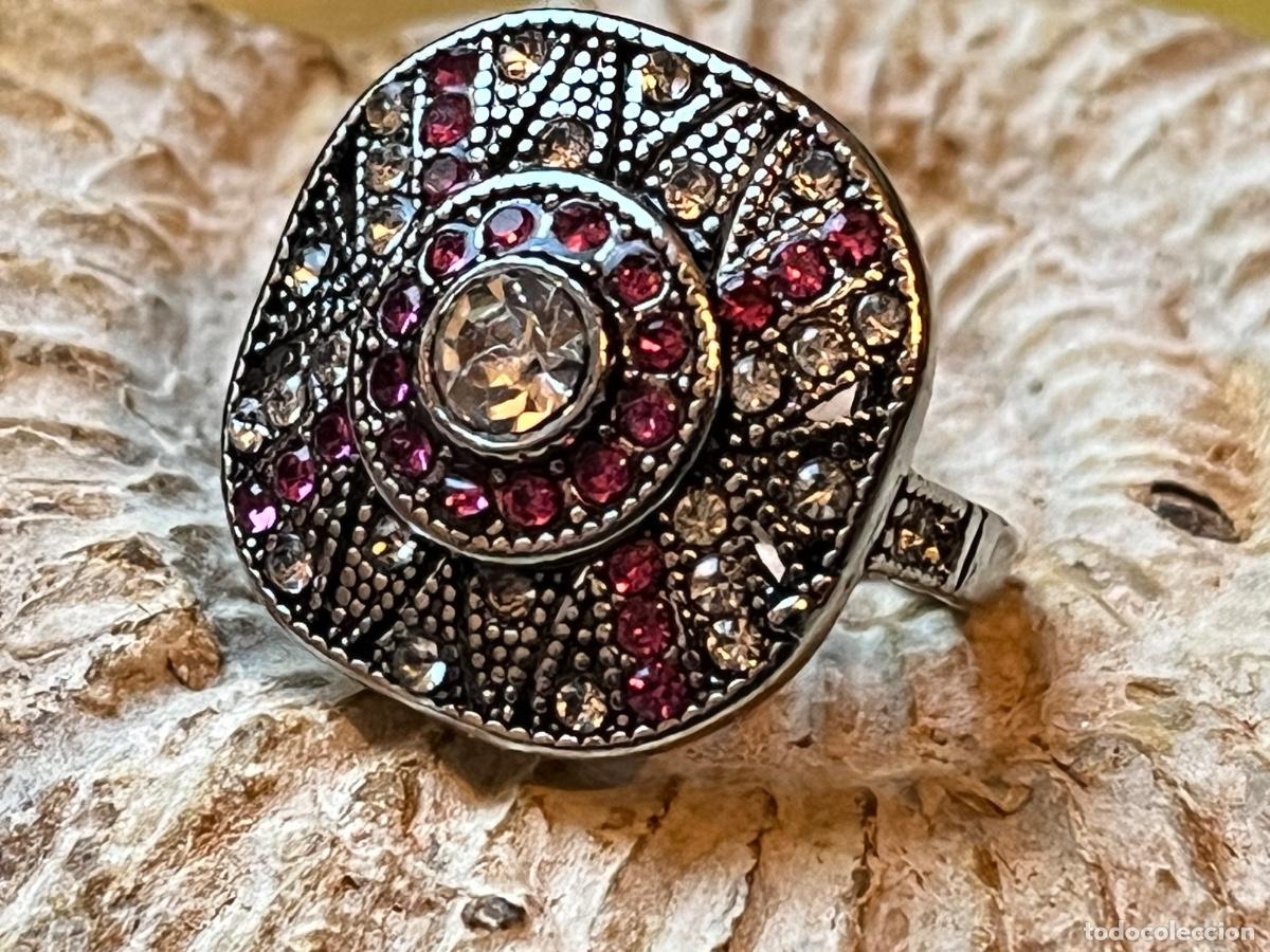 Schmuck: BELL&Iacute;SIMO ANILLO DE ESTILO ART DEC&Oacute; CON CIRCONITAS SIMIL BRILLANTES Y RUB&Iacute;. LUJOSA SORTIJA. SIN USO