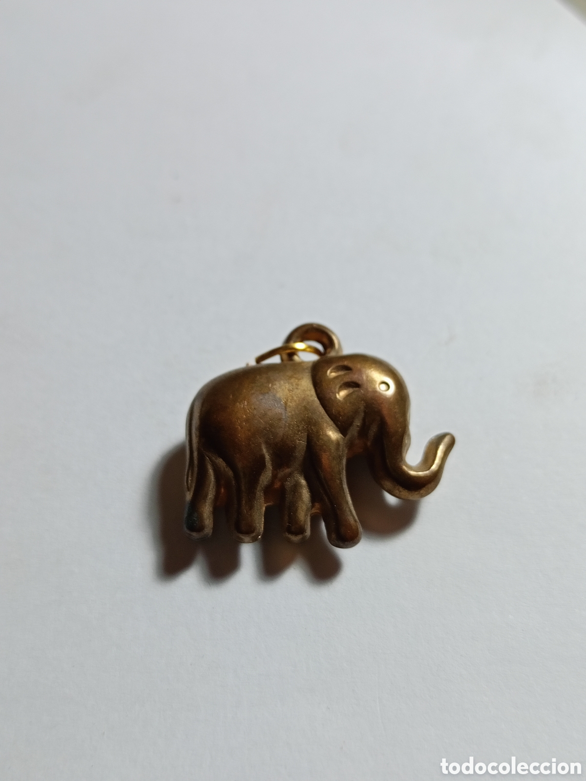 Joyeria: Colgante amuleto elefante en pl&aacute;stico dorado