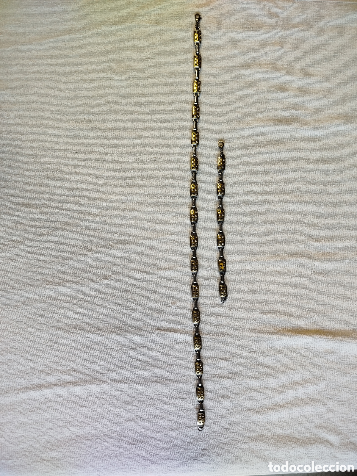 Joyeria: Collar met&aacute;lico de 52 cms y pulsera a juego de 20 cms.
