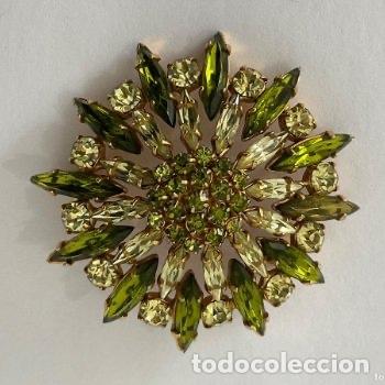 Joyeria: Broche vintage a&ntilde;os 50-60 metal dorado strass verde dise&ntilde;o floral