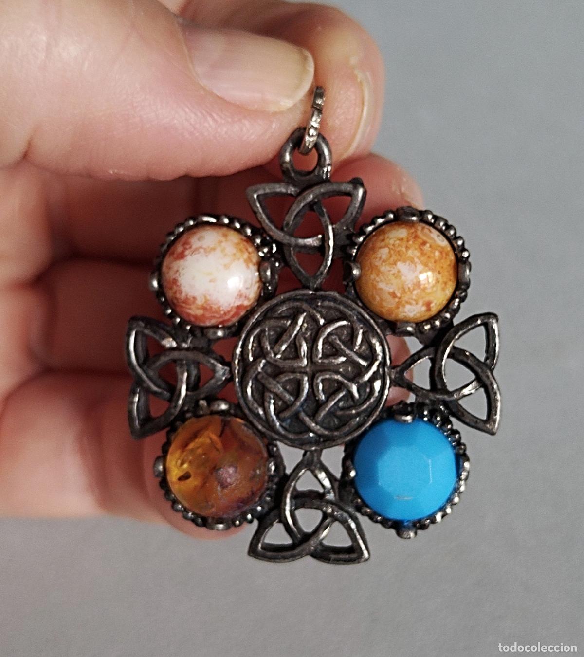 Joyeria: Colgante plateado nudo de bruja, bisuter&iacute;a.