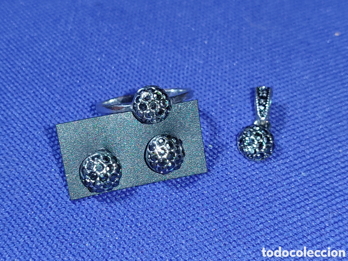 Joyeria: Juego de pendientes, anillo y colgante de bisuter&iacute;a fina.