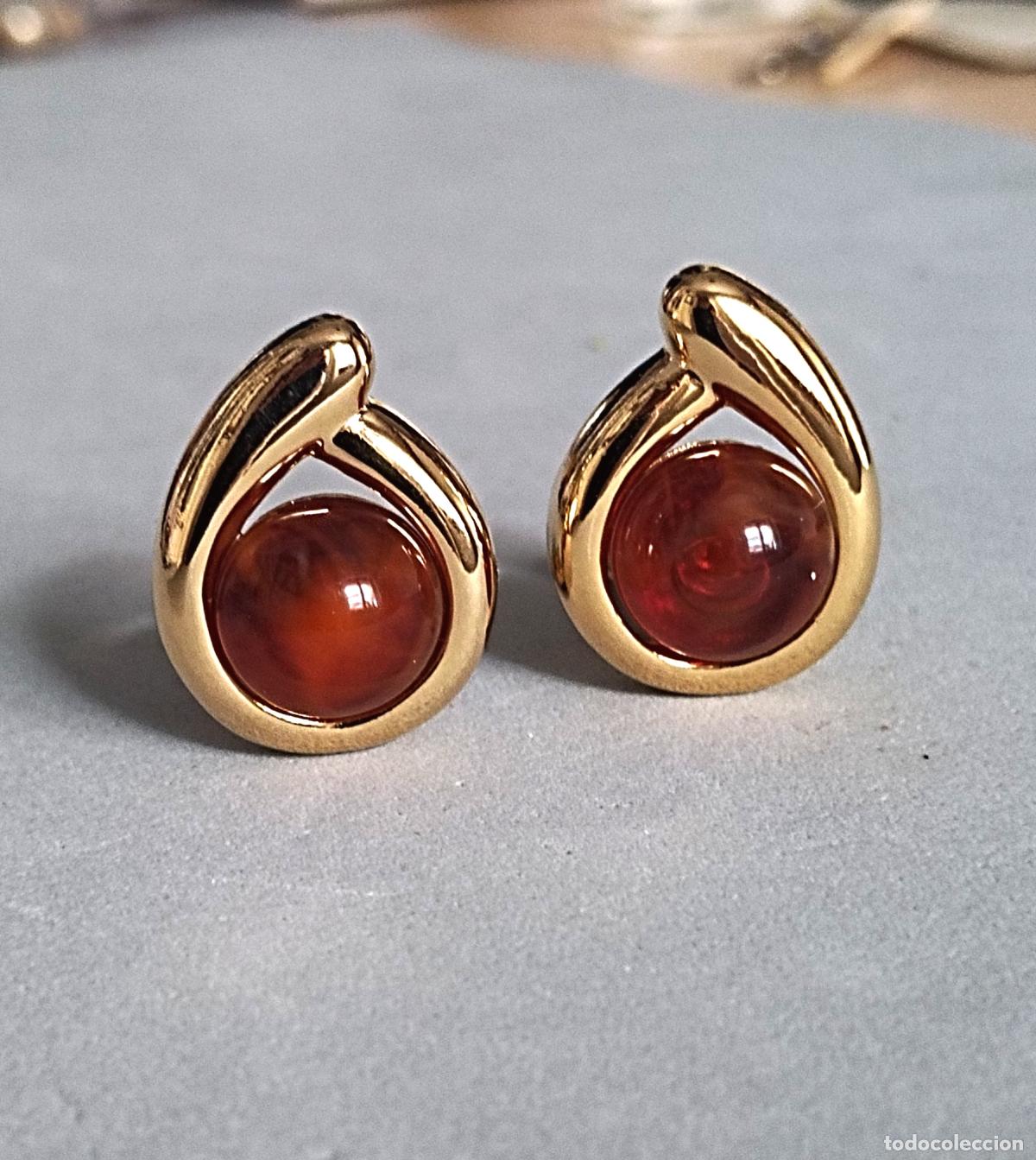 Joyeria: Pendientes dorados con cristal, bisuter&iacute;a. Cierre de clip.