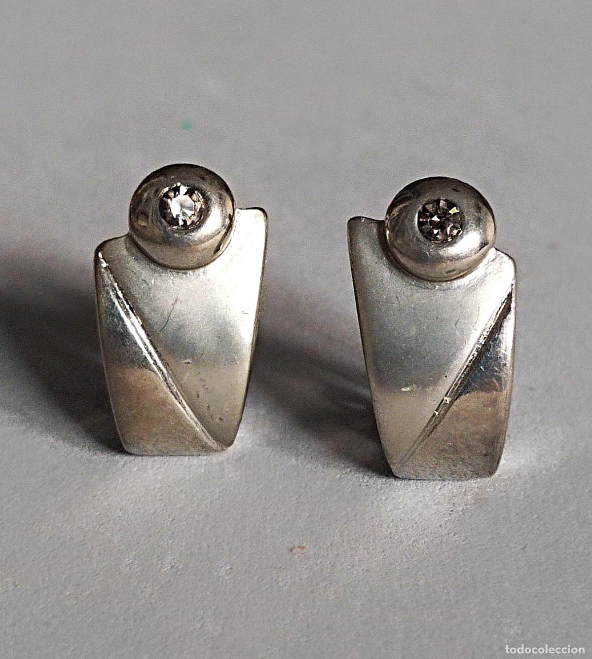 Joyeria: Pendientes plateados, cierre clip.