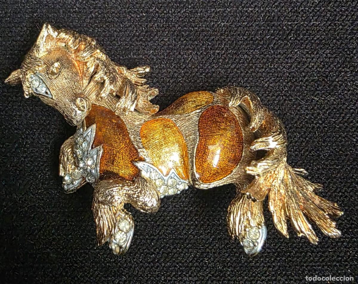 Joyeria: Broche vintage caballo dorado esmaltado con pedrer&iacute;a 12 cm &ndash; Joya fantas&iacute;a firmada