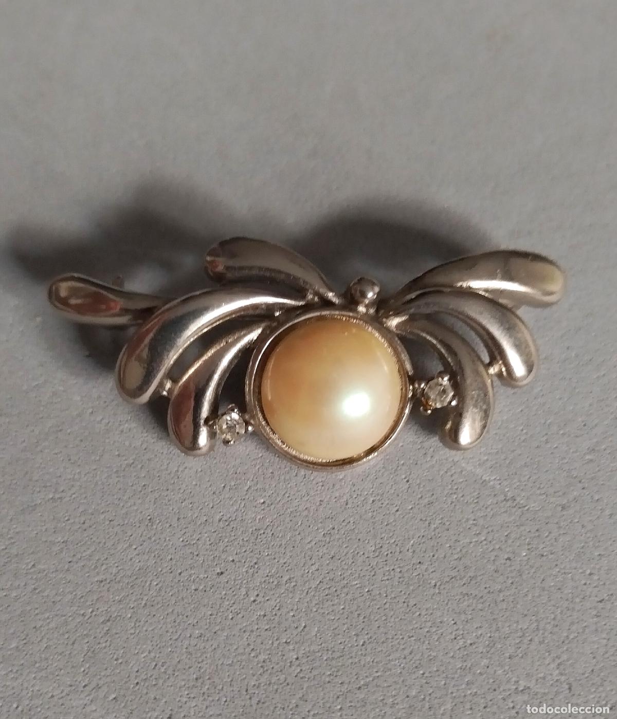 Joyeria: Bonito broche plateado con perla.