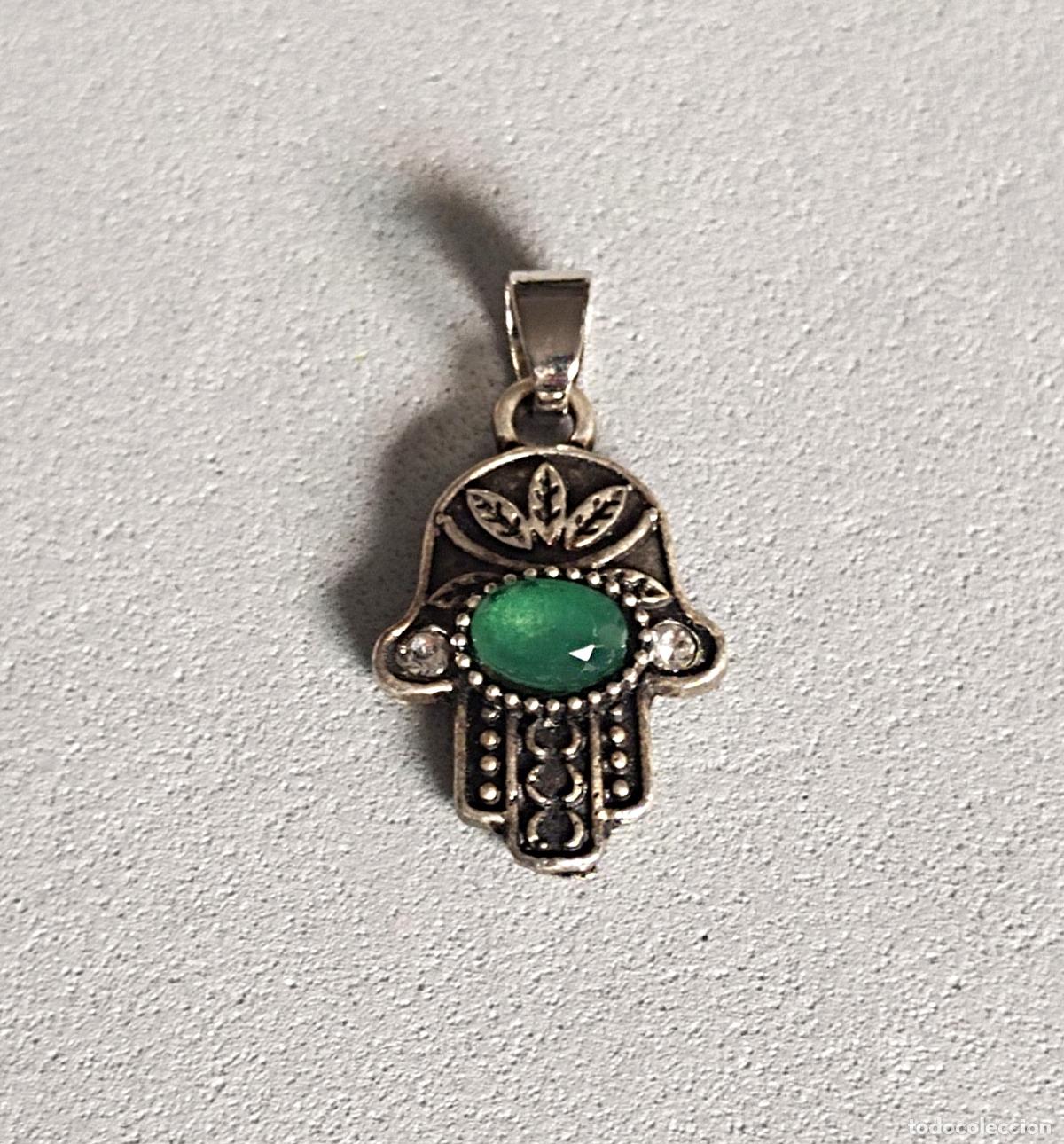 Joyeria: Colgante plateado, mano de F&aacute;tima con piedra verde.