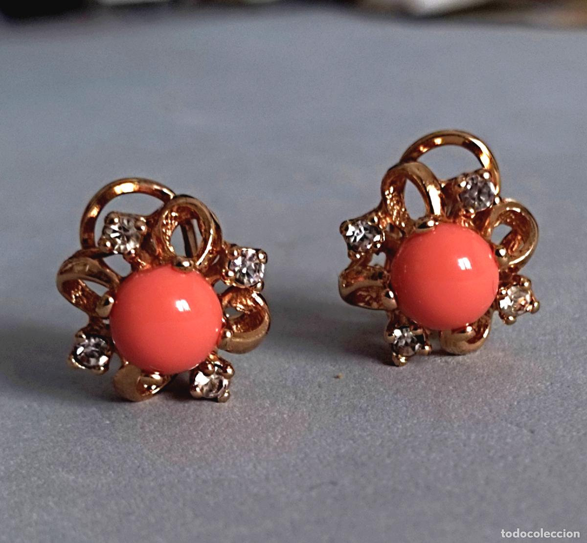 Joyeria: Pendientes dorados con piedra naranja, bisuter&iacute;a, cierre omega.