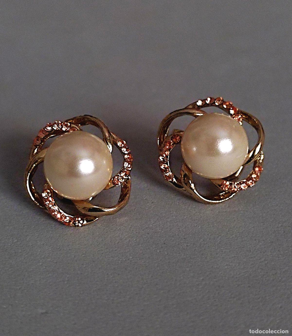 Joyeria: Pendientes dorados con perla, cierre de clip.