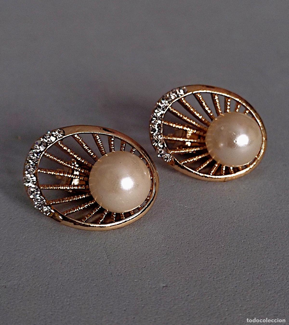 Joyeria: Pendientes dorados con perla, cierre de clip.