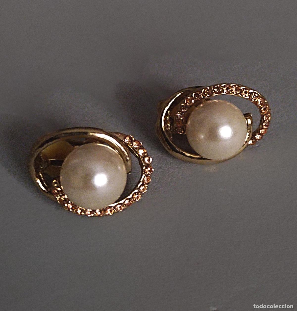 Joyeria: Pendientes dorados con perla, cierre de clip.