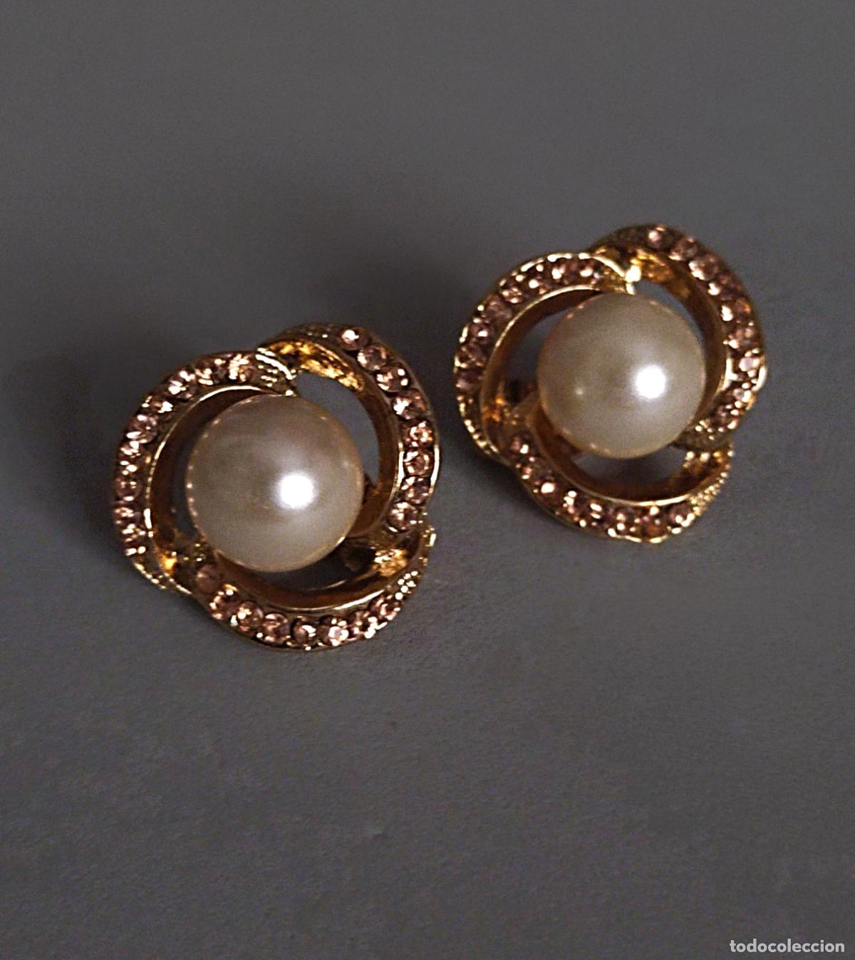 Joyeria: Pendientes dorados con perla, cierre de clip.