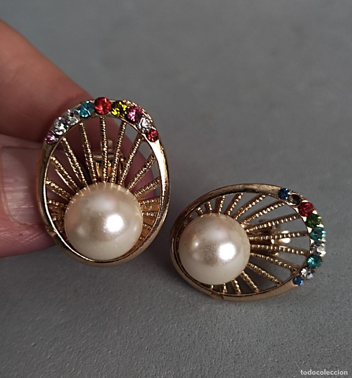 Joyeria: Pendientes dorados con perlas, cierre de clip.