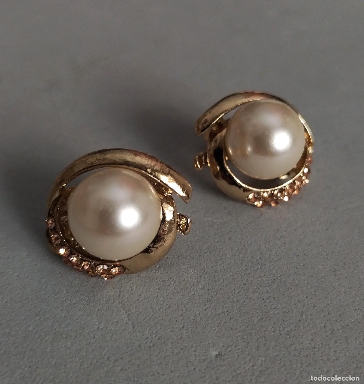 Joyeria: Pendientes dorados con perlas, cierre de clip.