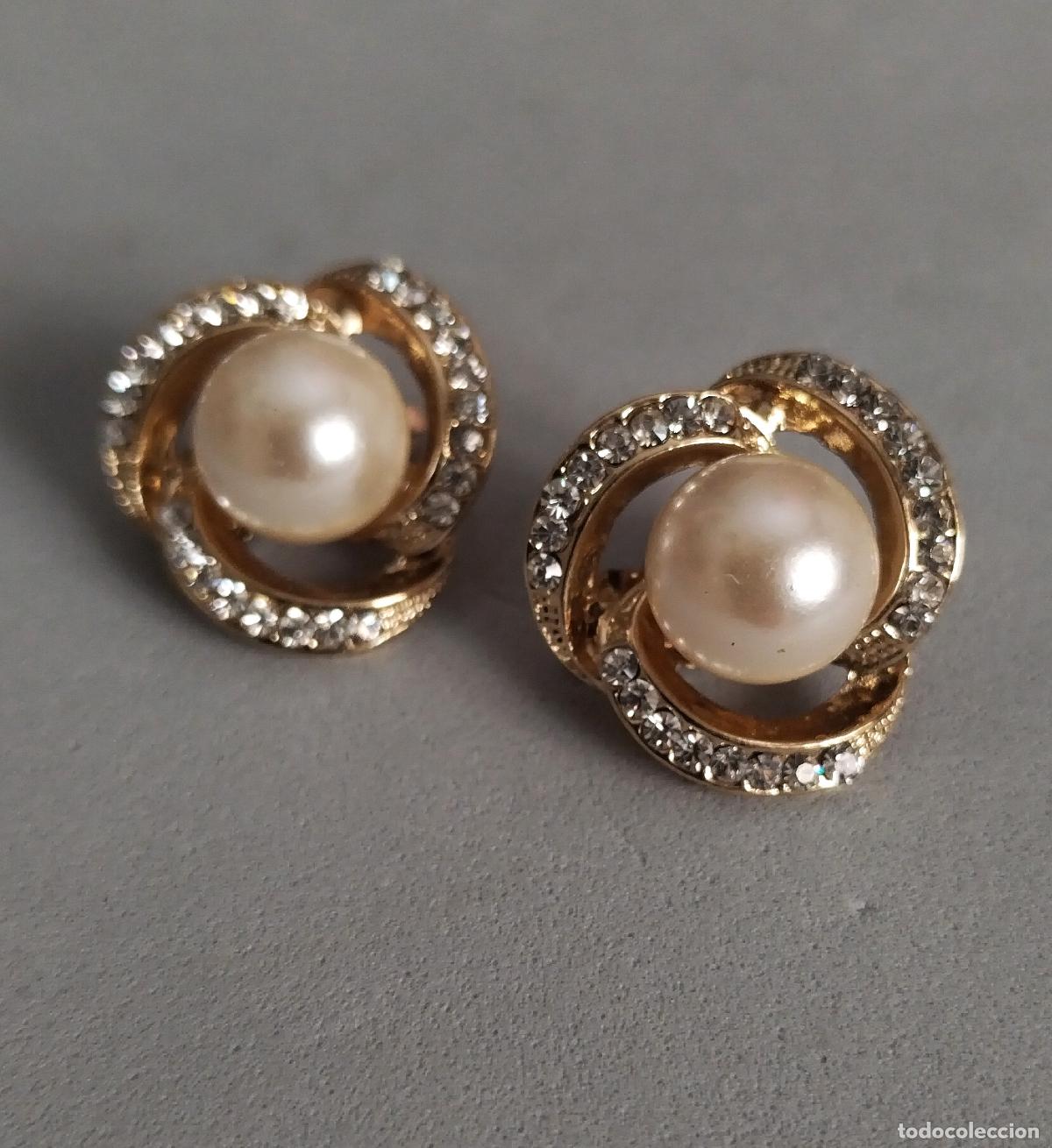 Joyeria: Pendientes dorados con perlas, cierre de clip.