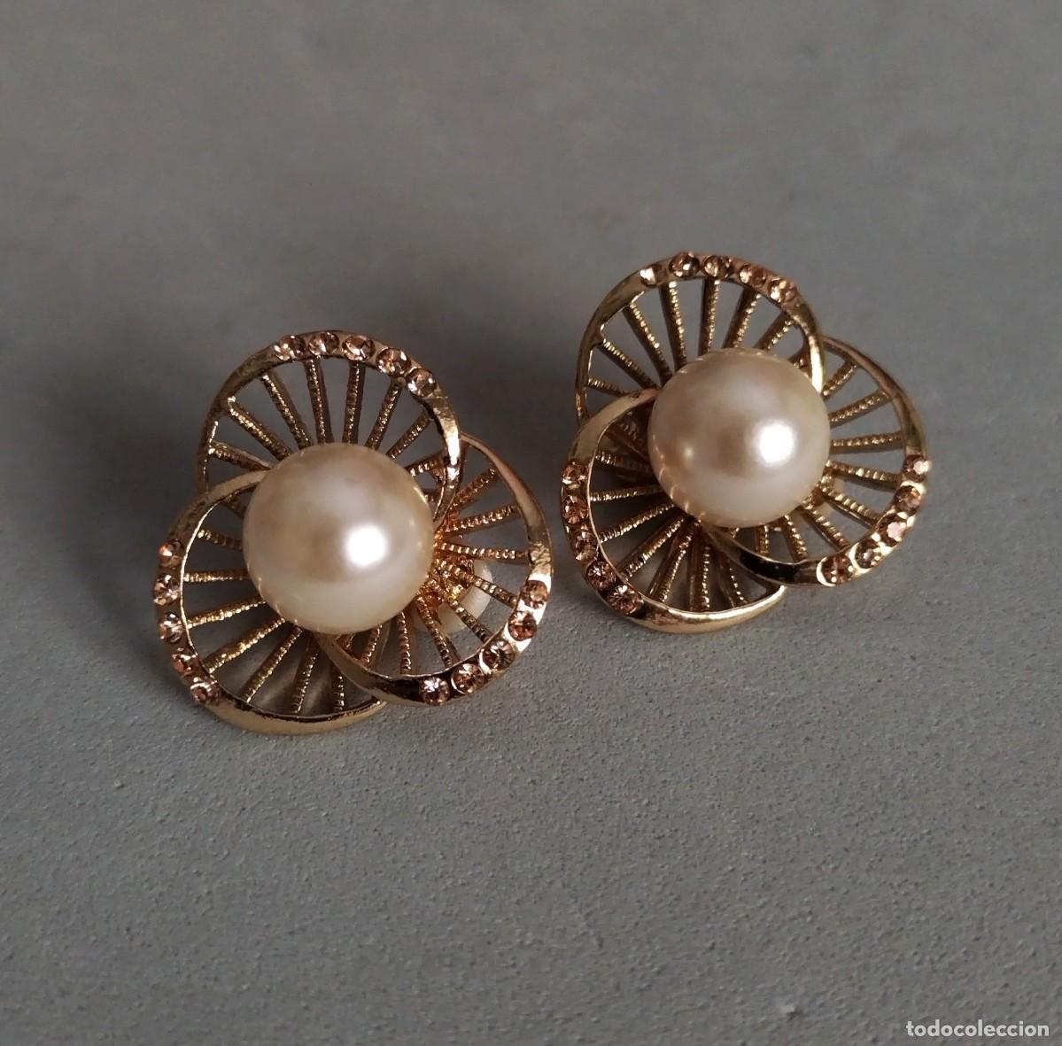 Joyeria: Pendientes dorados con perlas, tr&eacute;bol, cierre de clip.