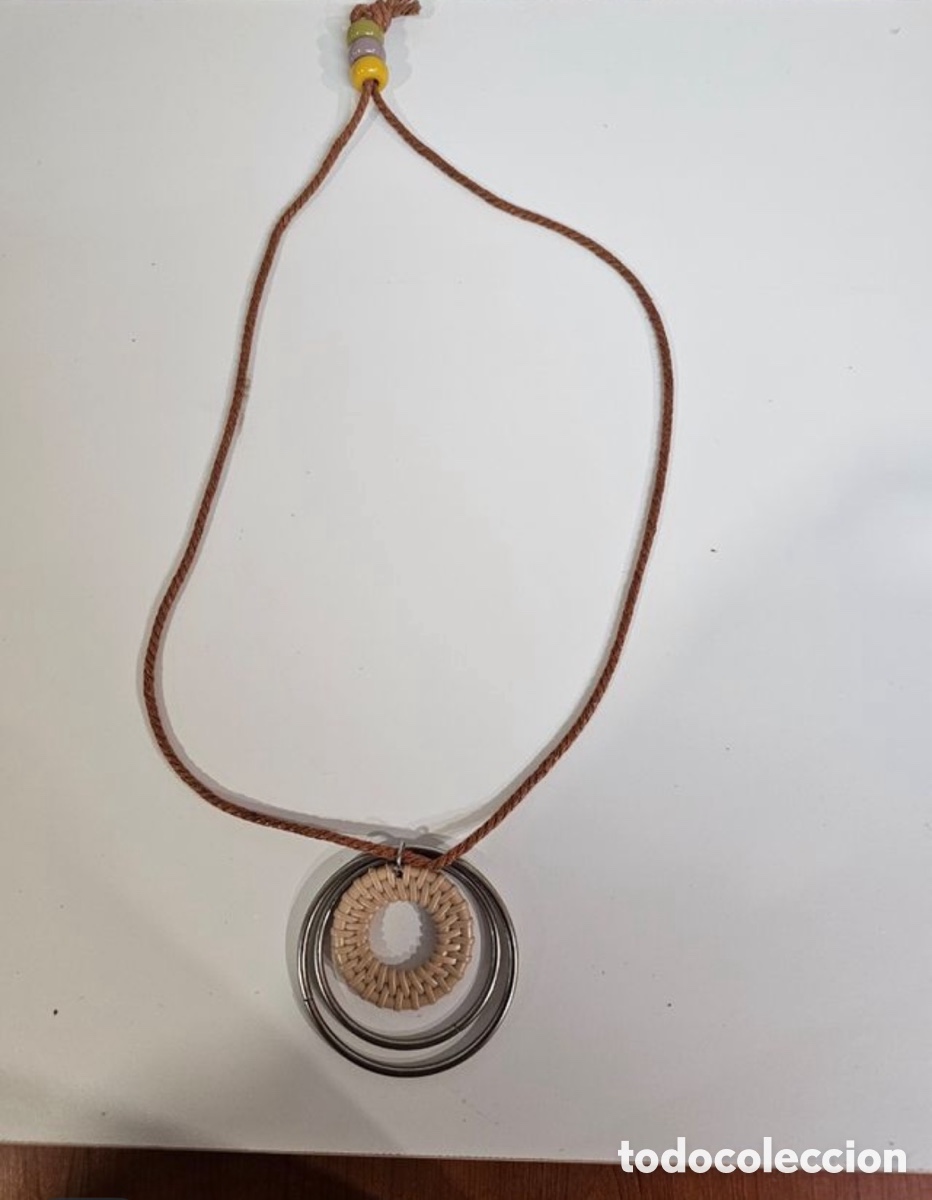 Joyeria: Colgante de aros de metal y pl&aacute;stico