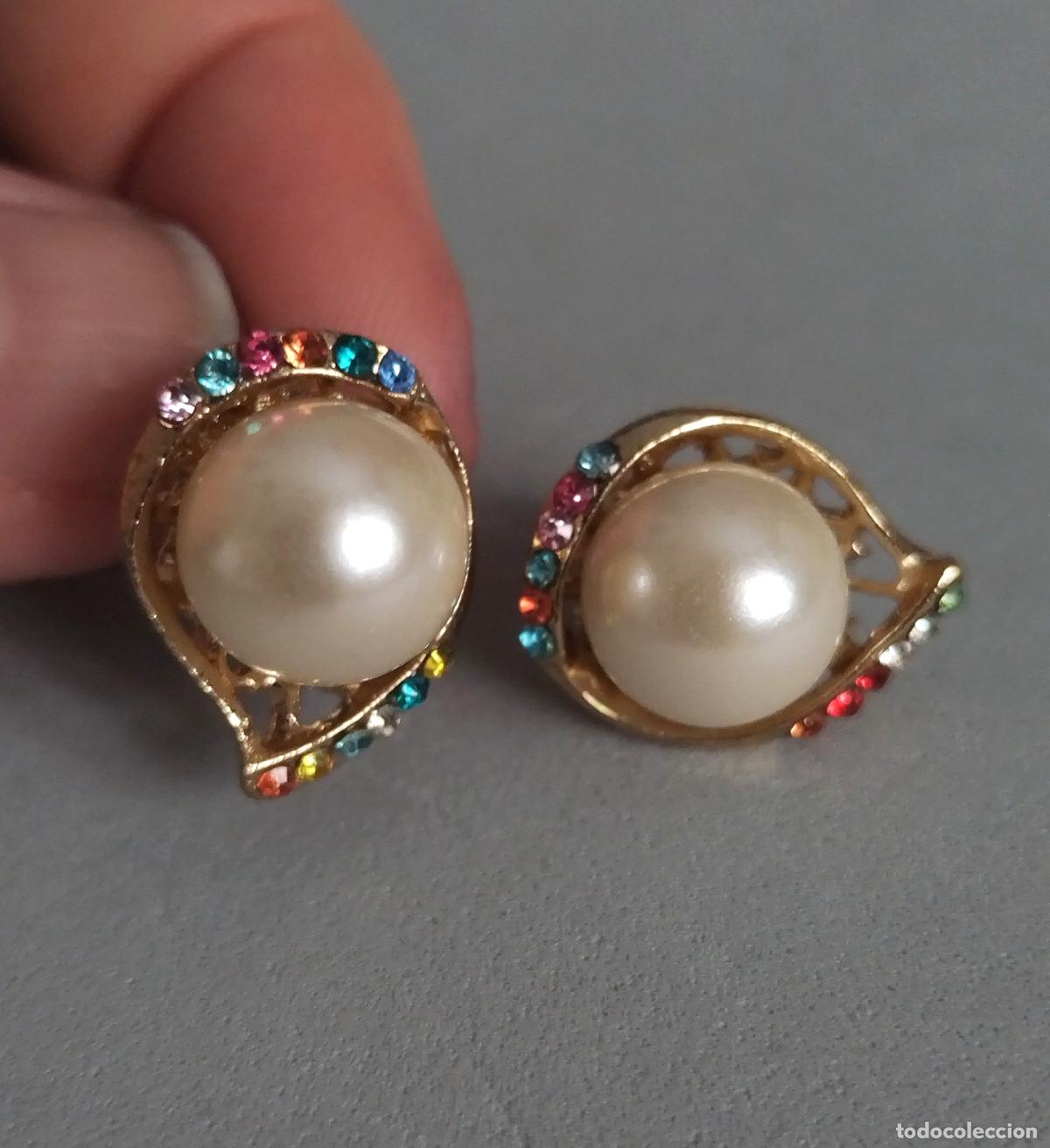 Joyeria: Pendientes dorados con perlas, cierre de clip.