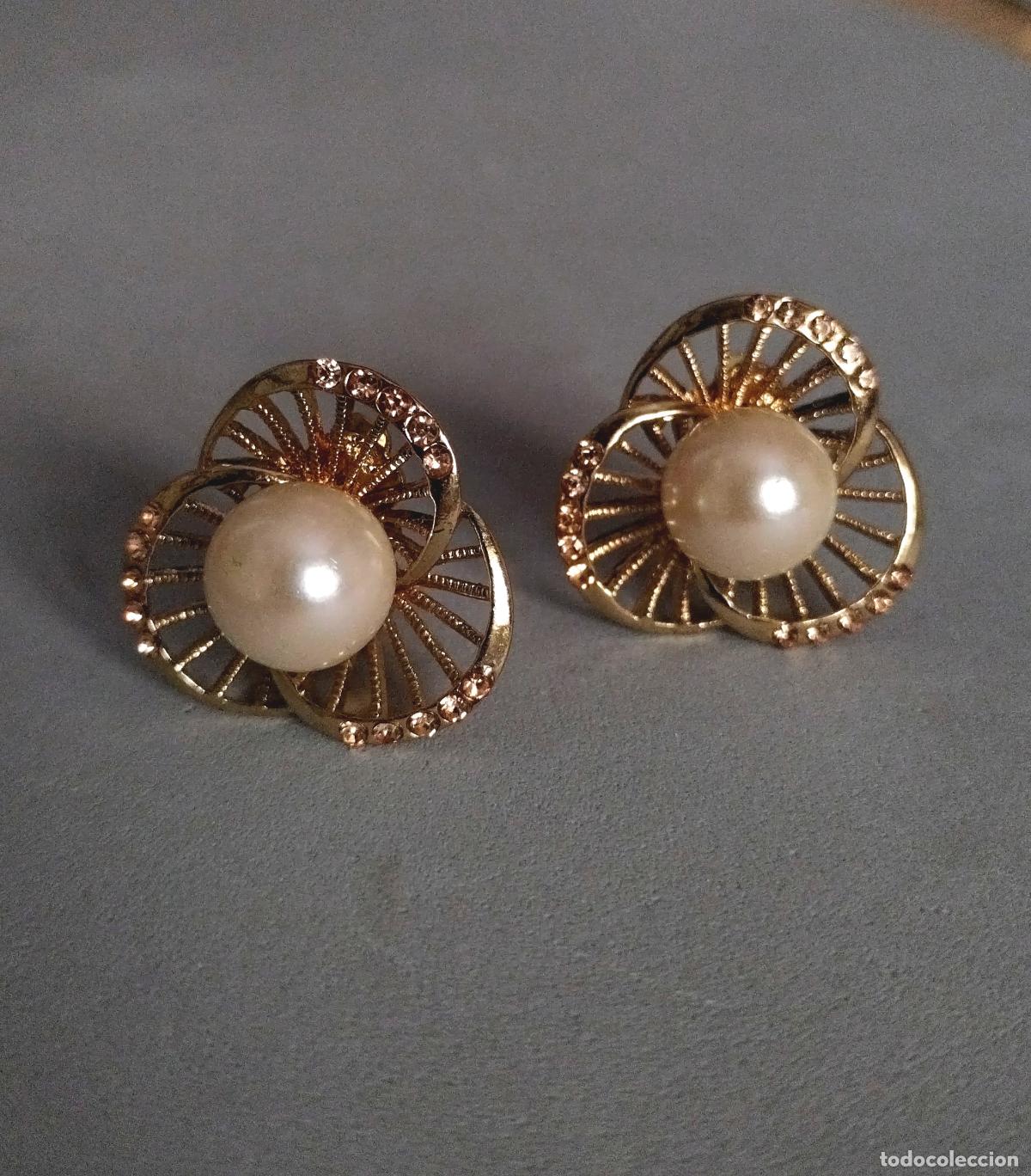 Joyeria: Pendientes dorados con perlas, tr&eacute;bol.