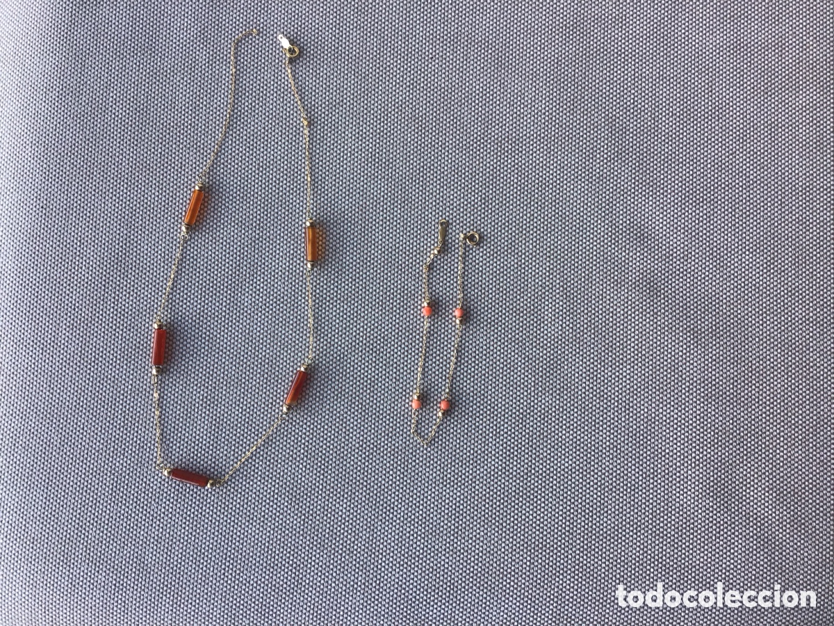 Joyeria: Collar y pulsera dorados, adornados con cuentas cil&iacute;ndricas