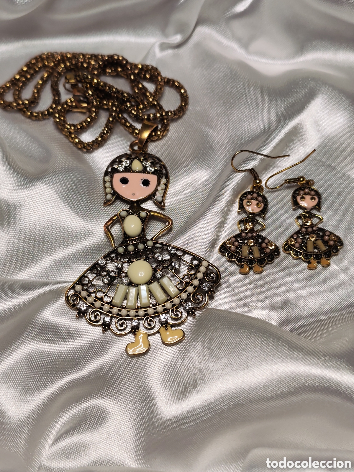 Joyeria: Conjunto collar y pendientes dorados y esmalte blanco y pedreria (CL)