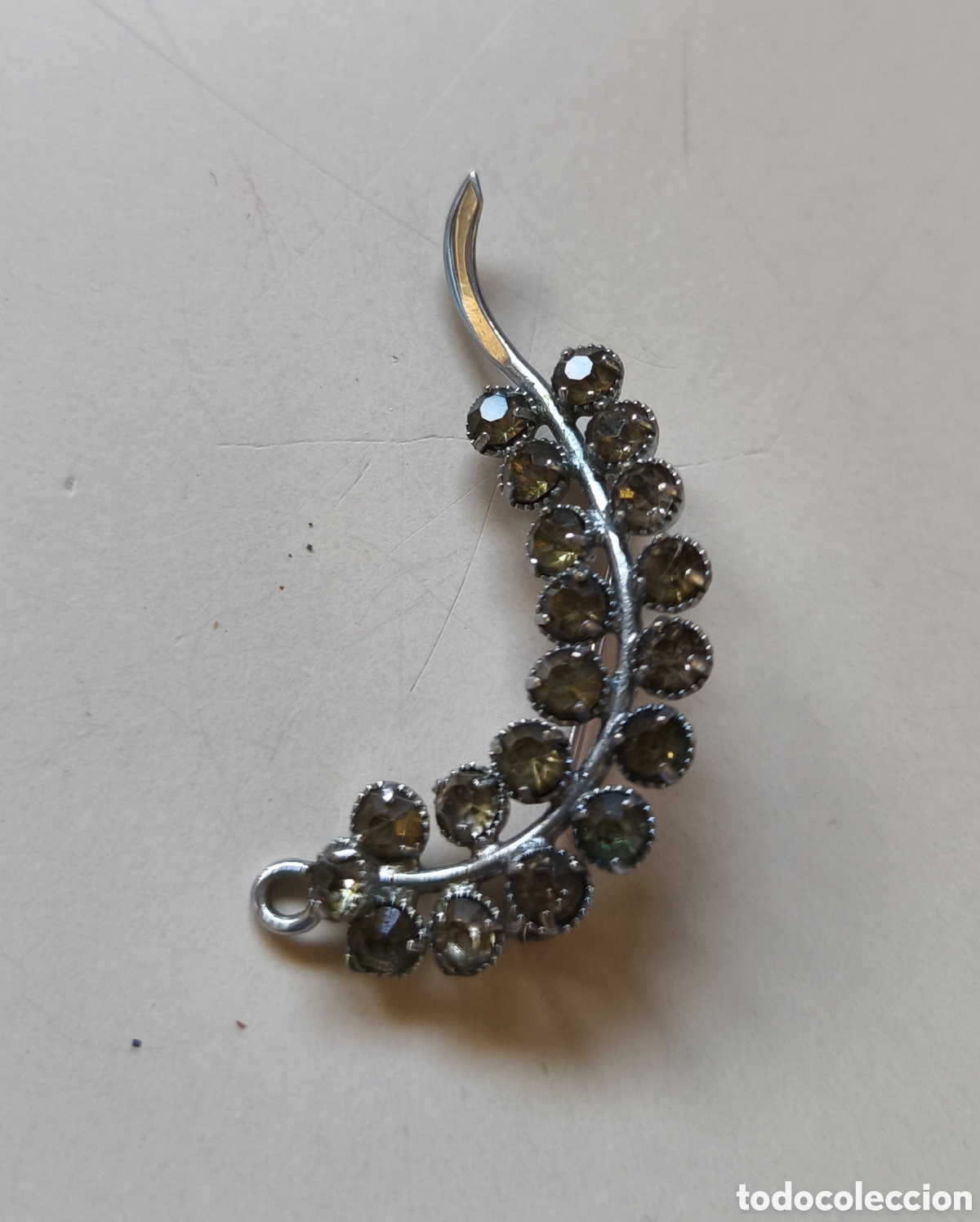 Joyeria: broche vintage con un dise&ntilde;o de hoja curva o espiga, mediados del siglo XX.