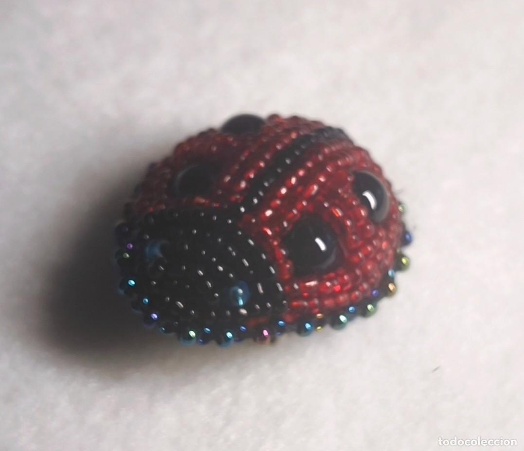 Joyeria: BROCHE DE MARIQUITA REALIZADO CON ABALORIOS.