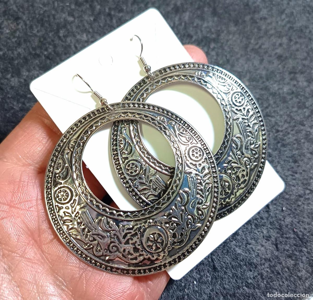 Joyeria: Pendientes color plata con relieves, Nuevos