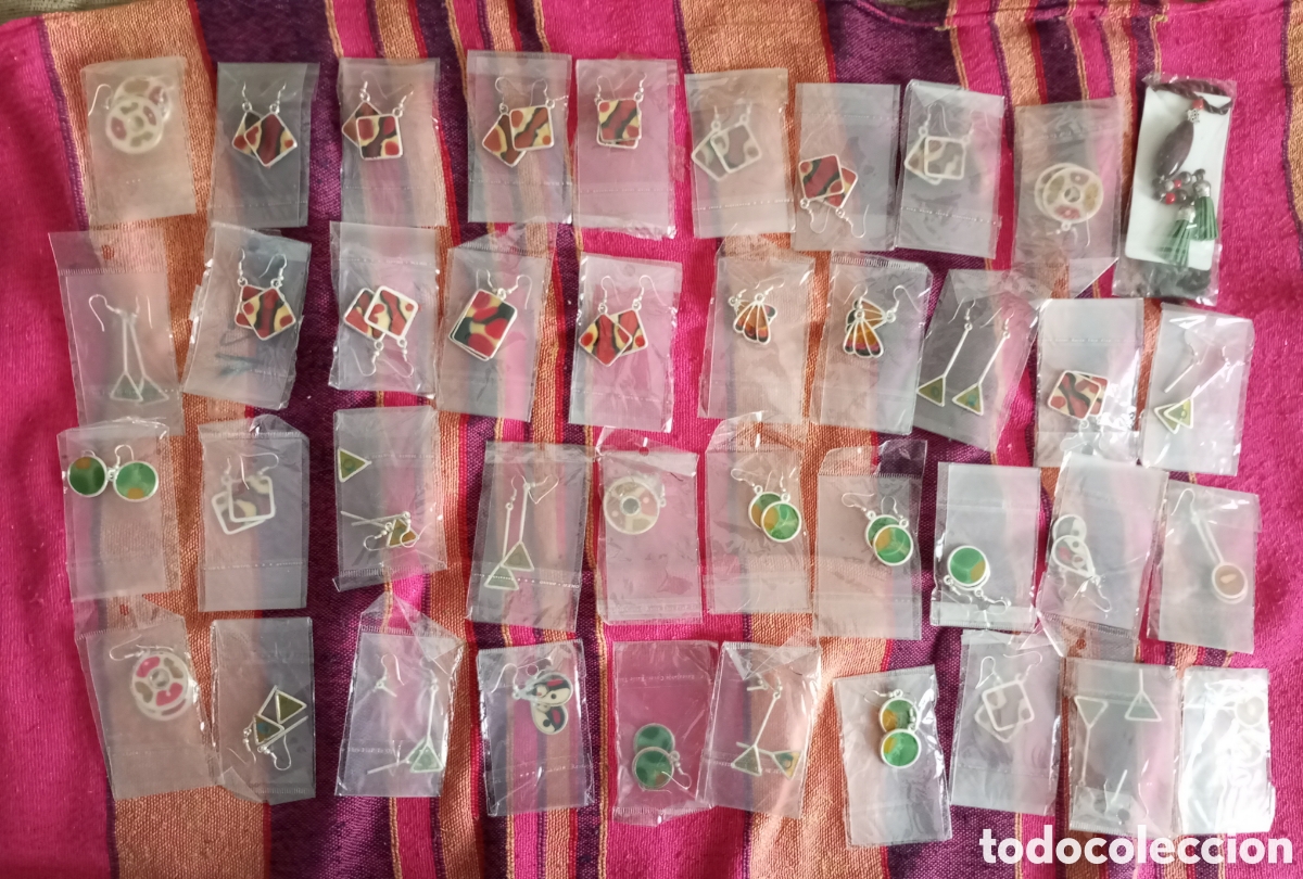 Joyeria: 40 pares de pendientes y un colgante nuevos sin usar
