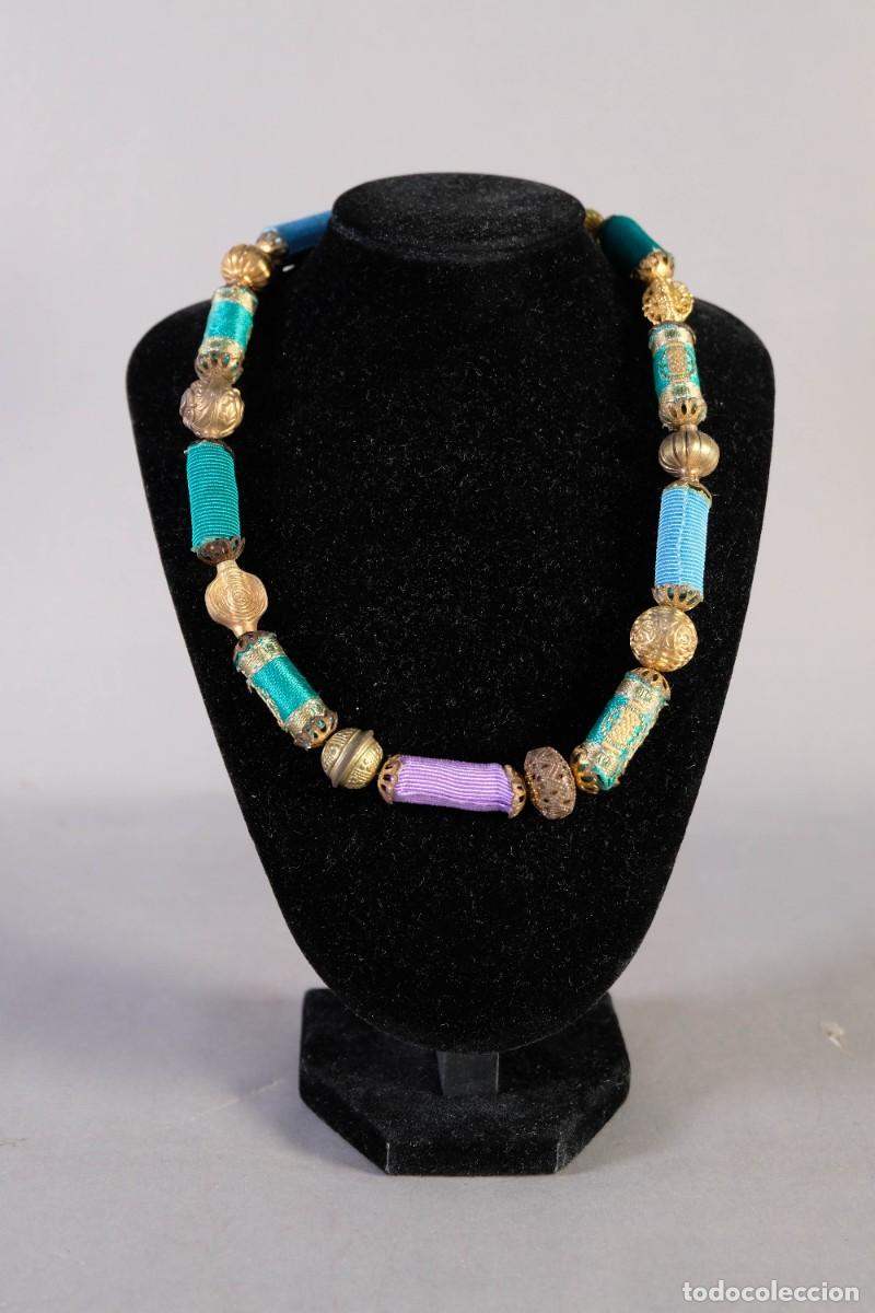 Joyeria: COLLAR ESTILO ORIENTAL CON CUENTAS EN METAL DORADO Y TELA